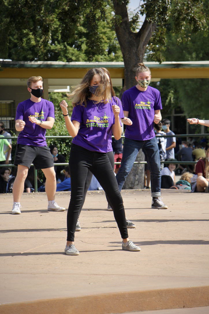 Theatre class performs flash mob during lunch