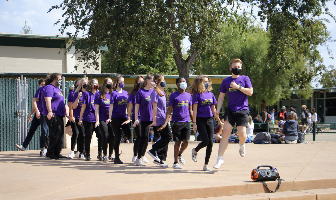 Theatre class performs flash mob during lunch