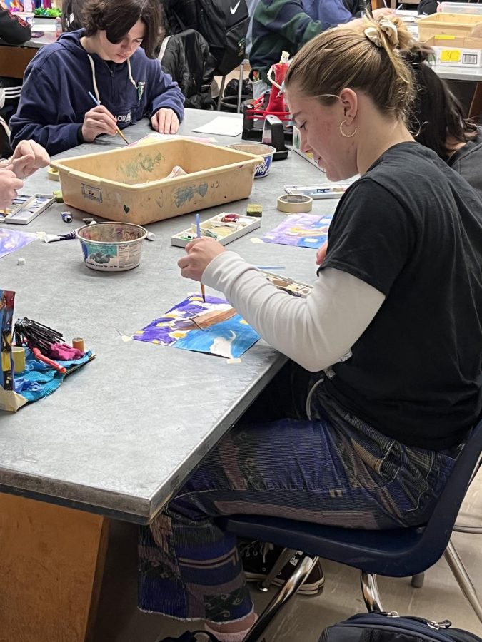 Sophomore Sienna Barelli paints in AP Art.
