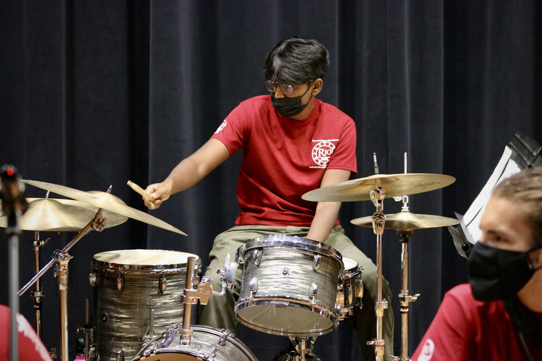 Rio Band performs for family in Rio Theatre
