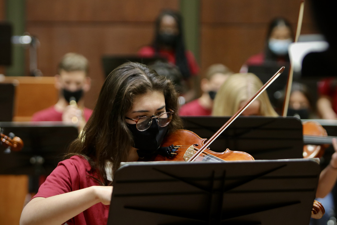 Rio Band performs for family in Rio Theatre