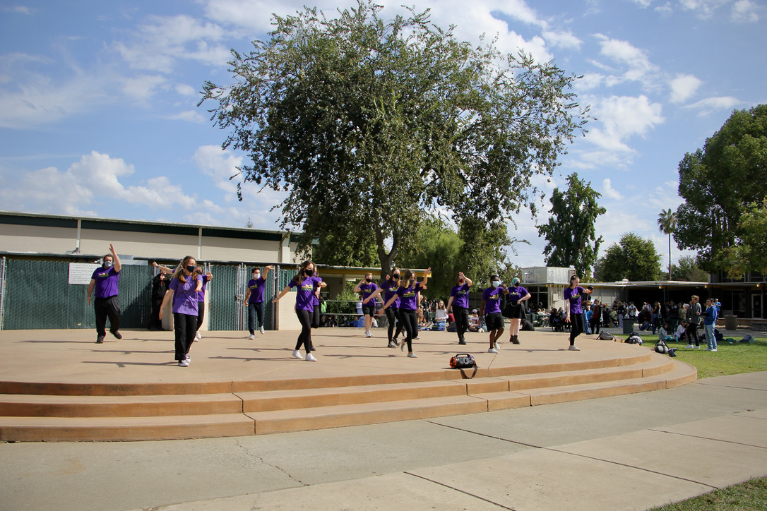 Theatre class performs flash mob during lunch