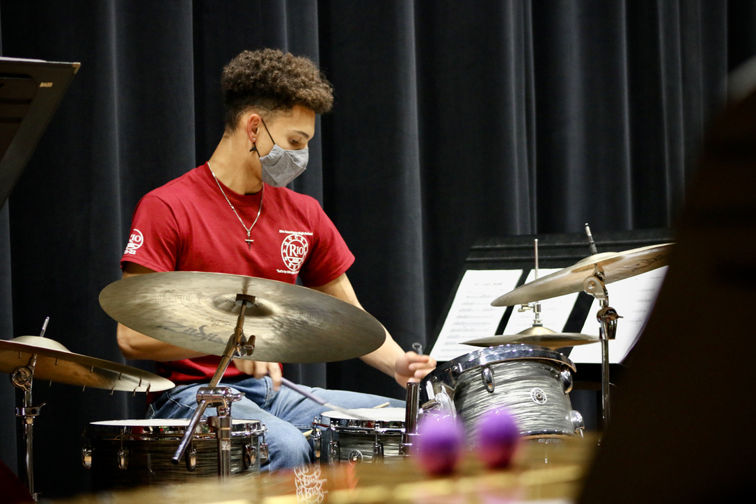 Rio Band performs for family in Rio Theatre