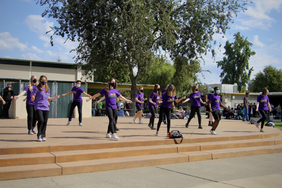 Theatre class performs flash mob during lunch
