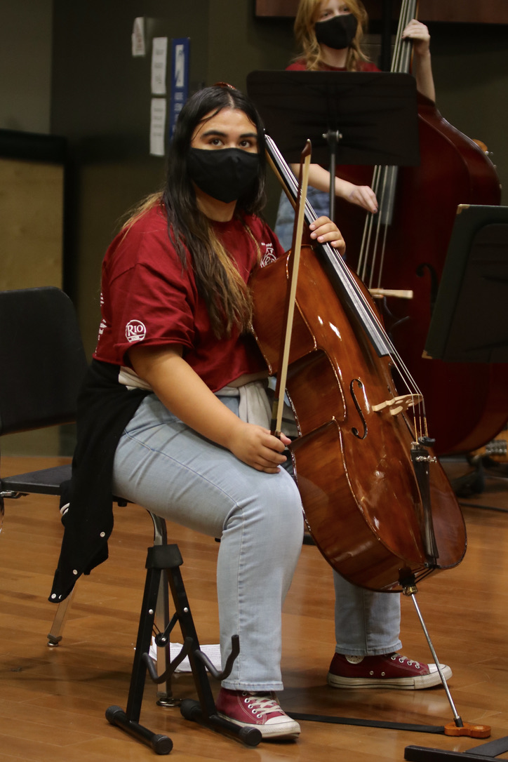 Rio Band performs for family in Rio Theatre